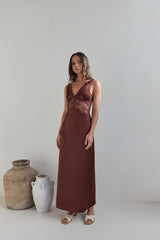 Romantisches Satin-Maxikleid in Braun