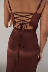 Romantisches Satin-Maxikleid in Braun