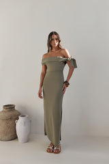 Sommer-Maxikleid mit Carmen-Ausschnitt in Grün