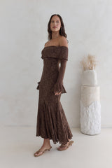 Here For Love schulterfreies Mesh-Maxikleid Schokolade