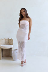 Für das trägerlose Maxi-Spitzenkleid „The Lovers“ in Rosa