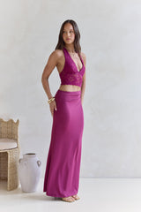 Best Believe Maxikleid mit Neckholder und Spitze in Pflaume