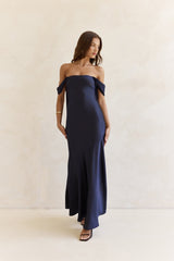 Maxikleid aus Satin mit Off-Shoulder-Trägern „Late Night Dreams“ Navy