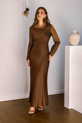 Cross The Skies Satin Maxikleid mit langen Ärmeln Braun