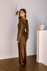 Cross The Skies Satin Maxikleid mit langen Ärmeln Braun