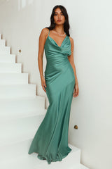 DEAR EMILIA Satin-Maxikleid Sage im Stil von