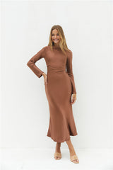 Das Forget Me Not Satin-Maxikleid Braun