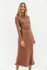 Das Forget Me Not Satin-Maxikleid Braun