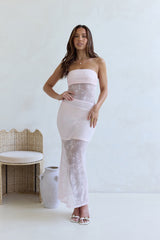 Für das trägerlose Maxi-Spitzenkleid „The Lovers“ in Rosa