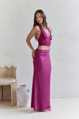 Best Believe Maxikleid mit Neckholder und Spitze in Pflaume
